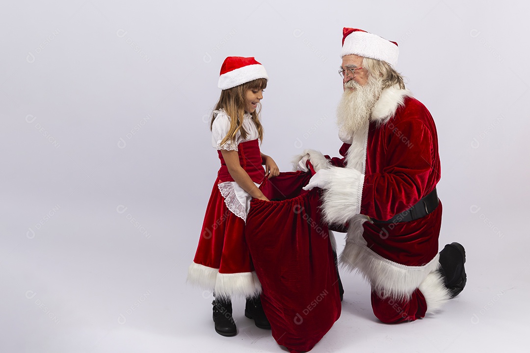 Papai Noel e menina sobre fundo branco