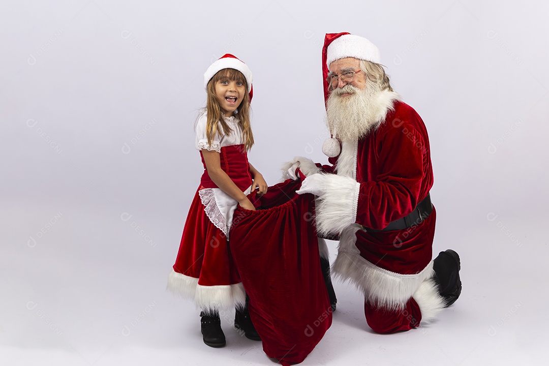 Papai Noel e menina sobre fundo branco