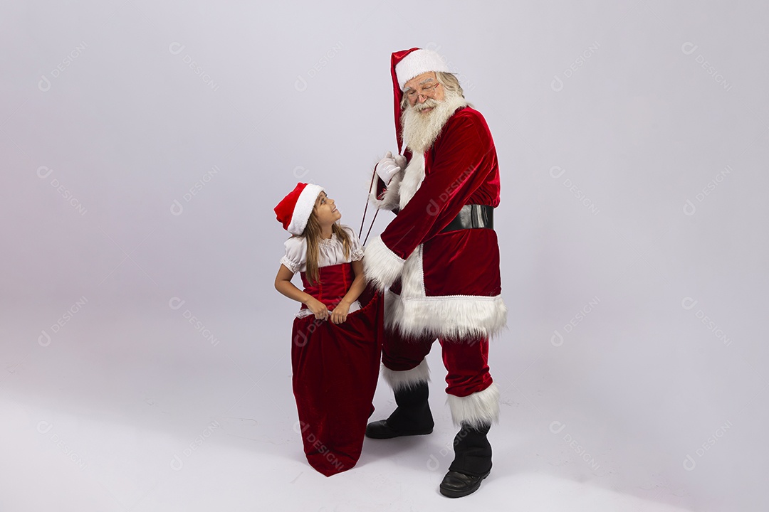 Papai Noel e menina sobre fundo branco