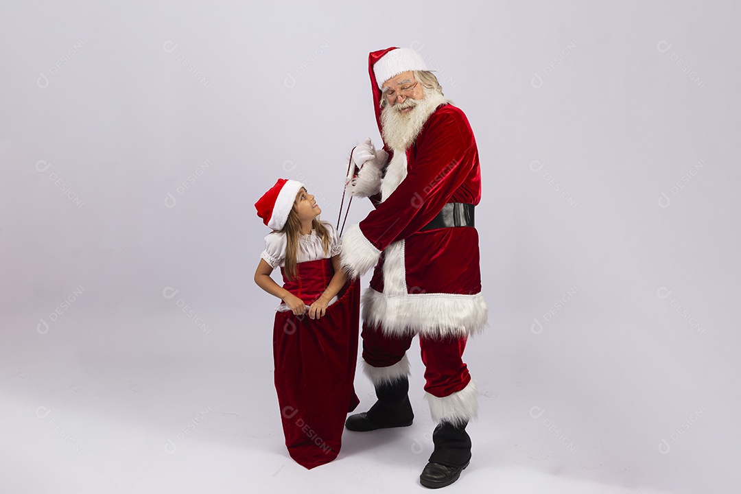 Papai noel e garotinha sobre fundo branco