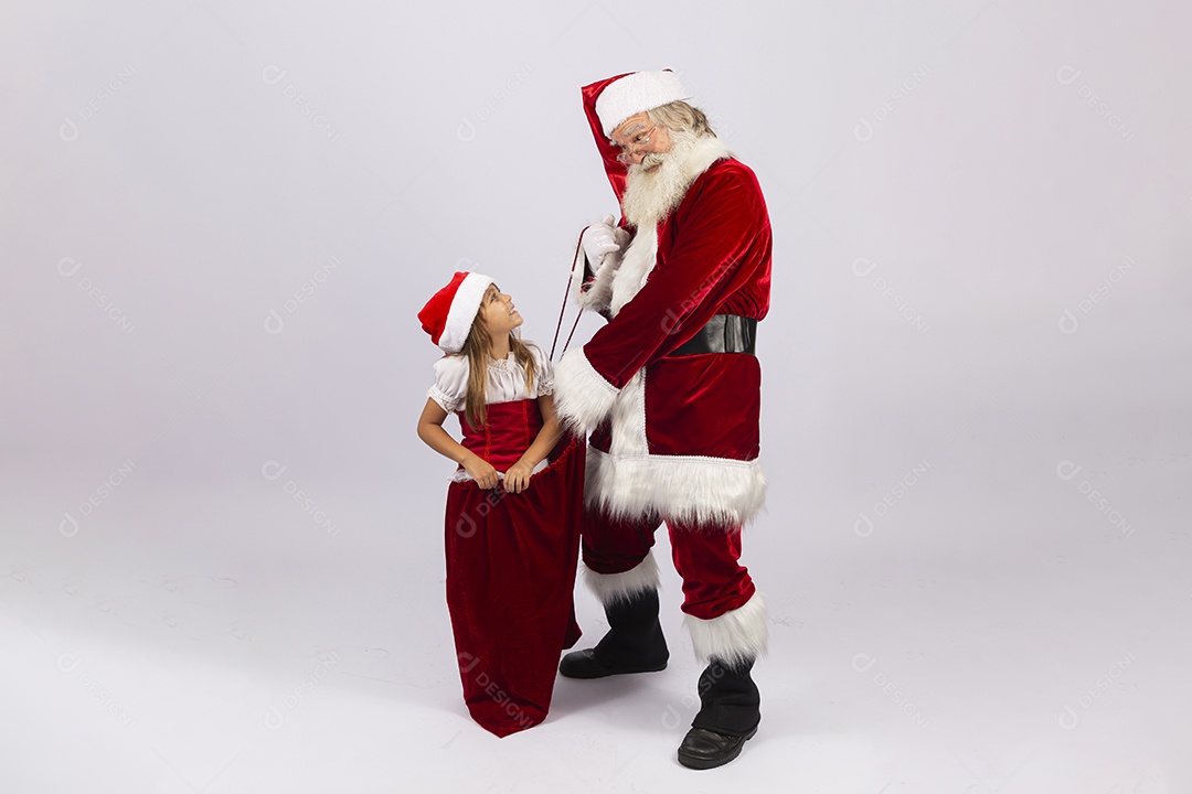 Papai Noel e menina sobre fundo branco