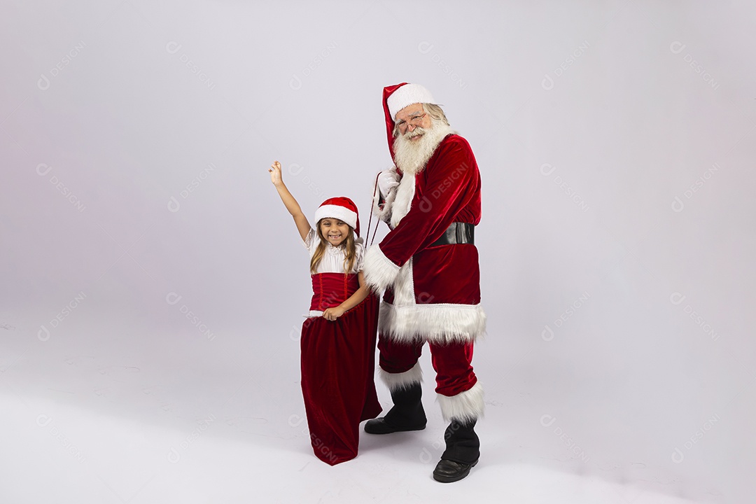 Papai Noel e menina sobre fundo branco