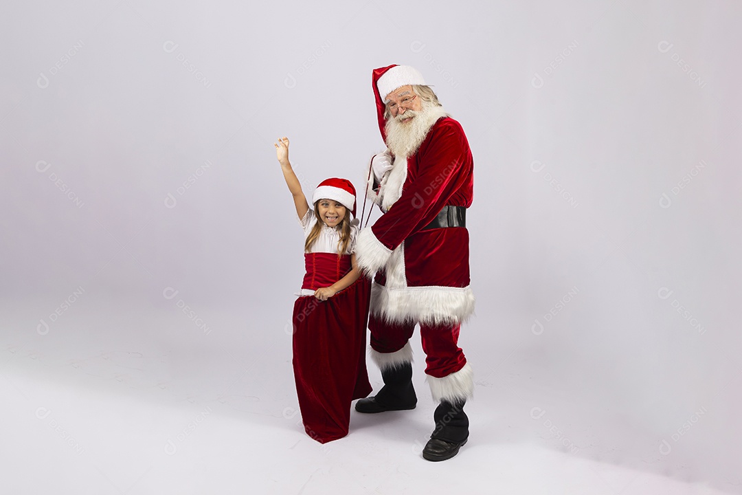 Papai noel e garotinha sobre fundo branco