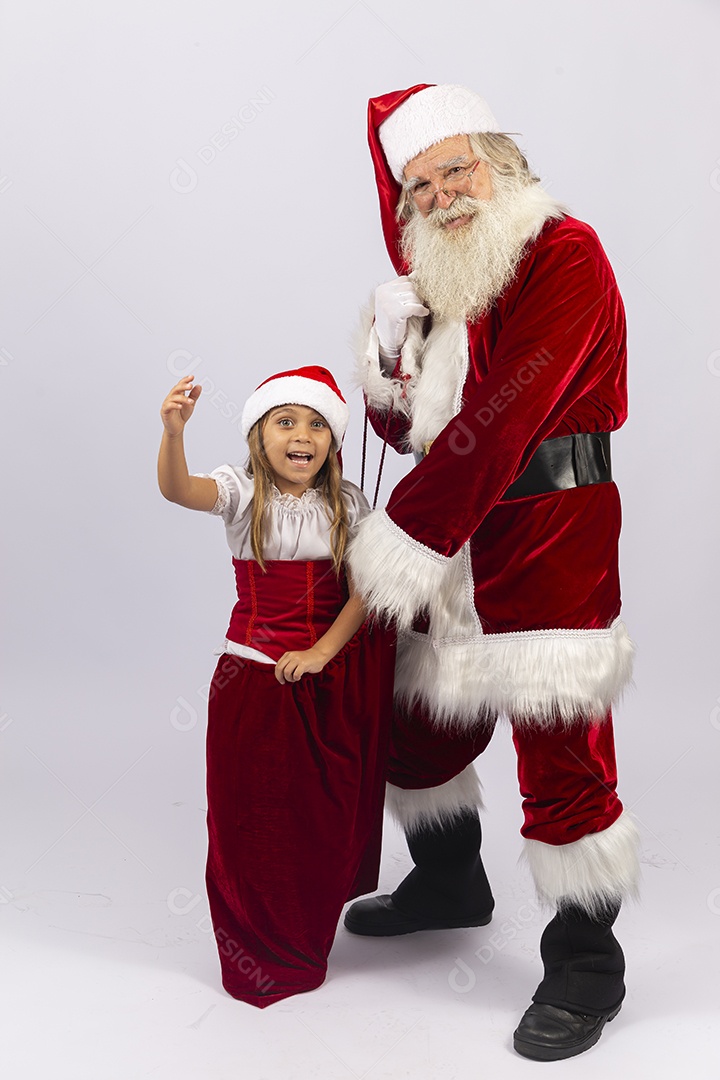 Papai noel e garotinha sobre fundo branco