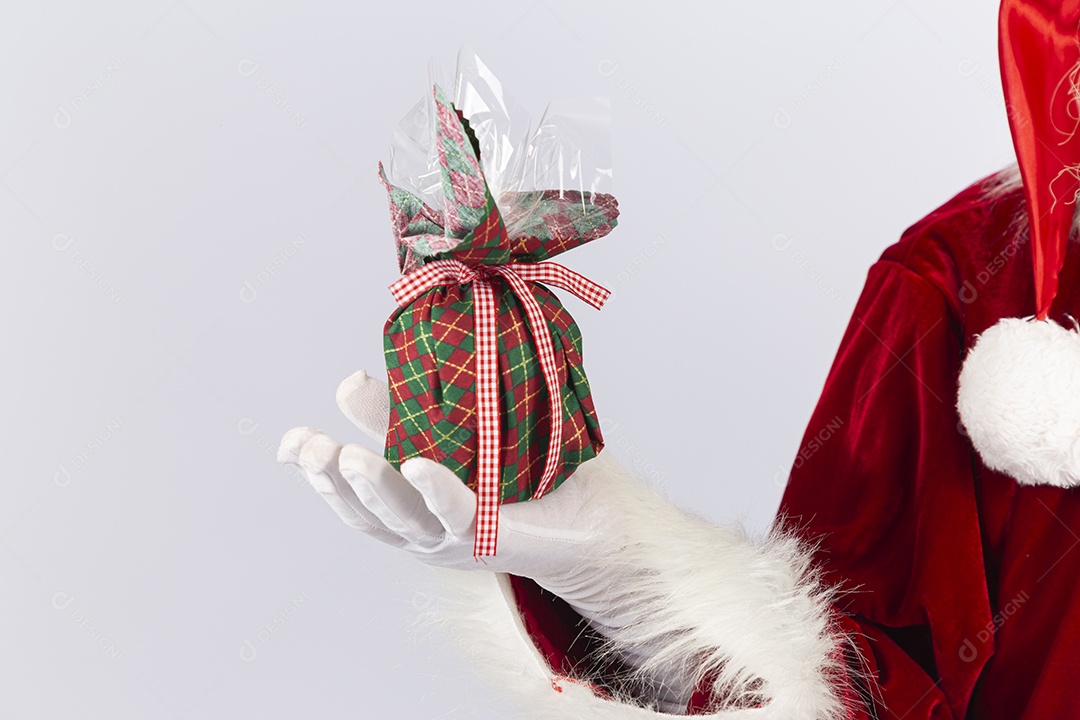 Papai Noel segurando presente