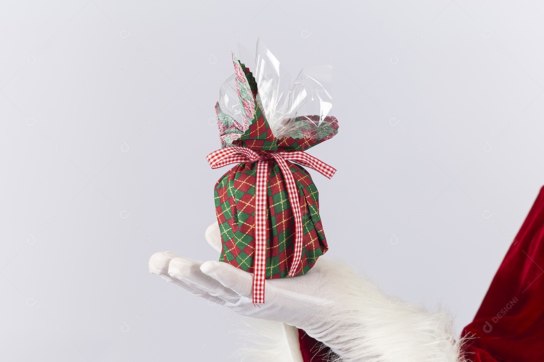 Papai Noel segurando presente