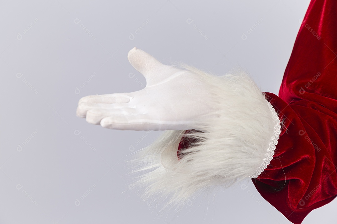 Mão de papai noel sobre fundo branco