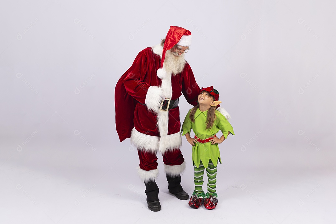 Papai Noel e duende sobre fundo branco