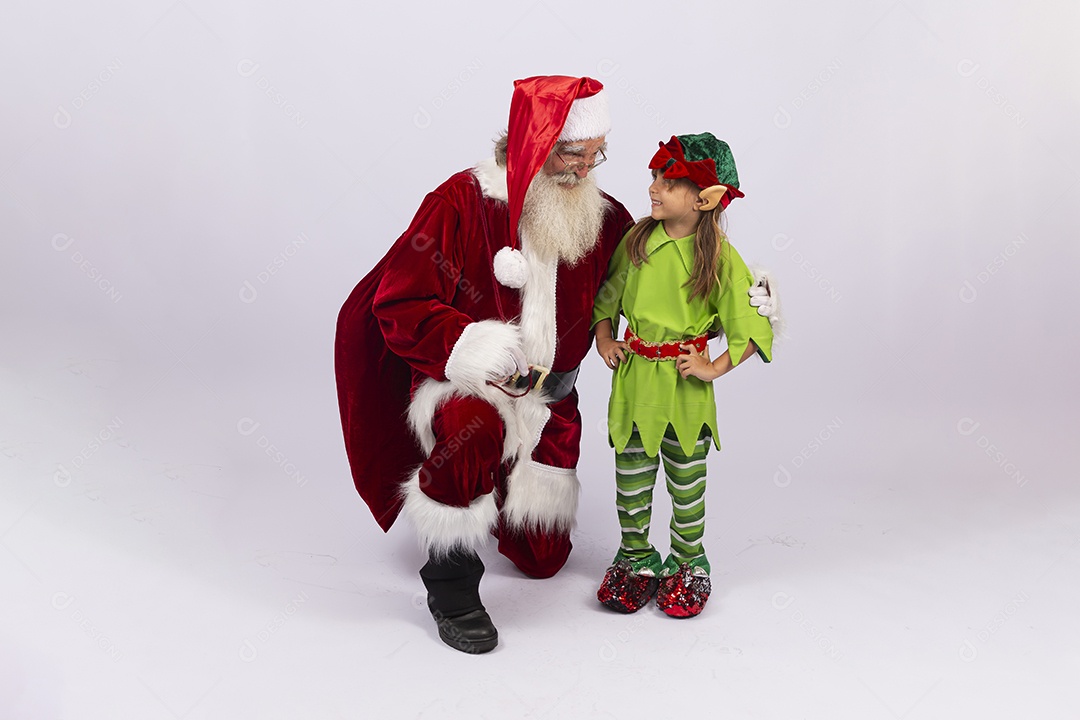 Papai Noel e duende sobre fundo branco