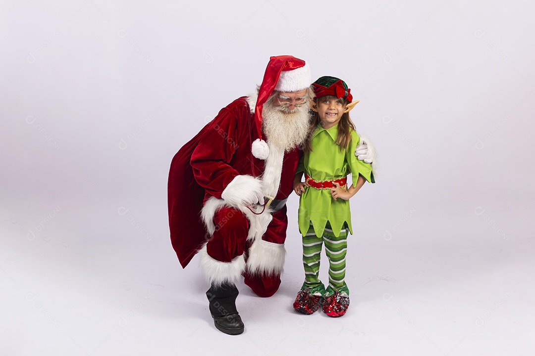 Papai Noel e duende sobre fundo branco