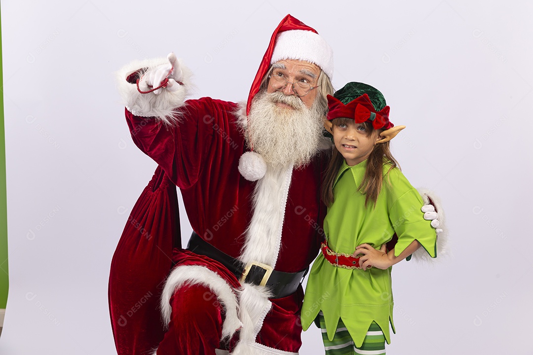 Papai Noel e duende sobre fundo branco