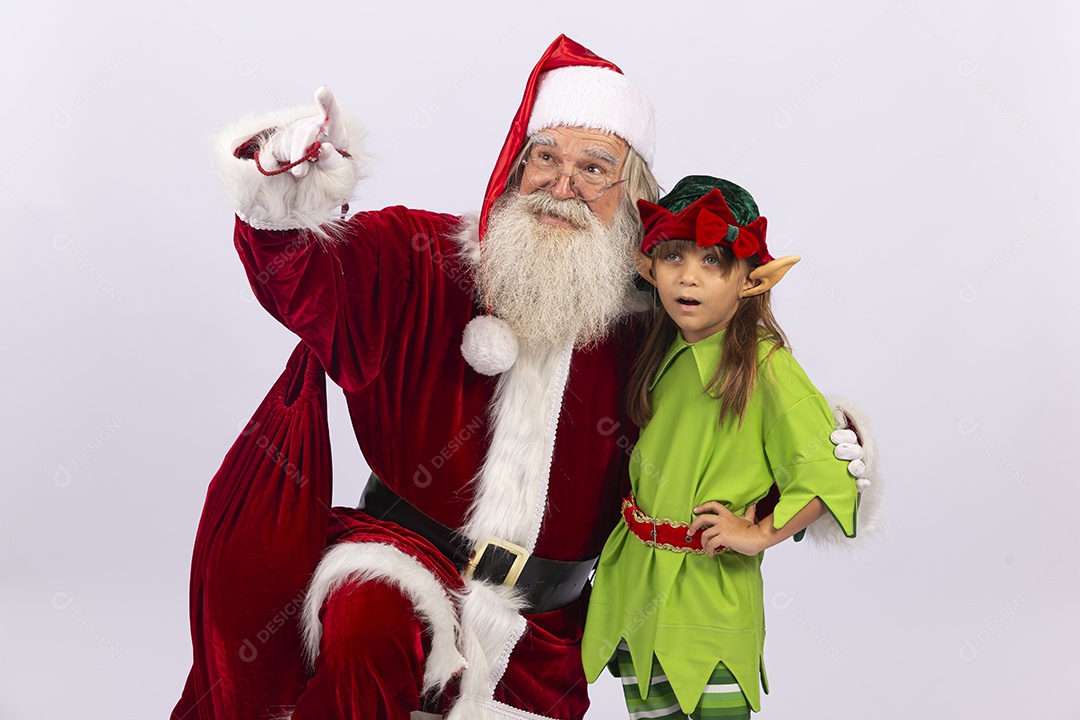 Papai Noel e duende sobre fundo branco