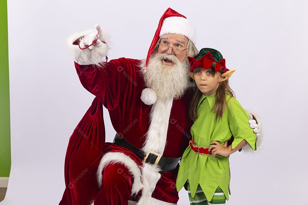 Papai Noel e duende sobre fundo branco
