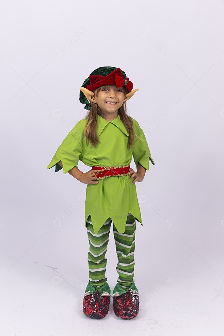 Menina com fantasia de duende sobre fundo branco