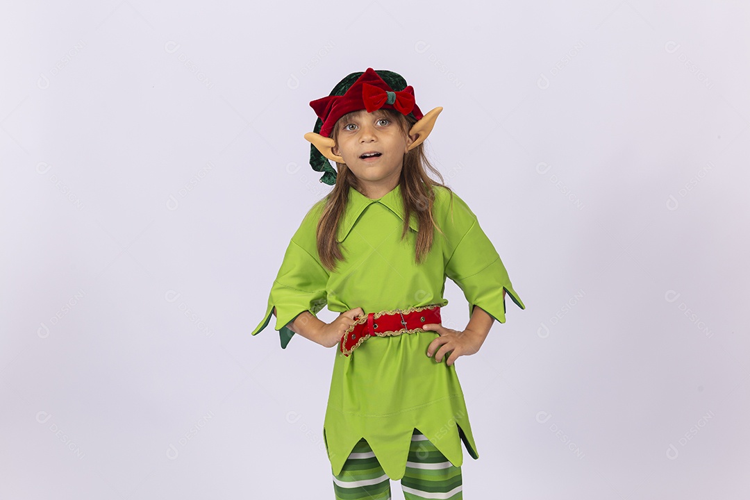 Linda menina fantasiada de duende de natal