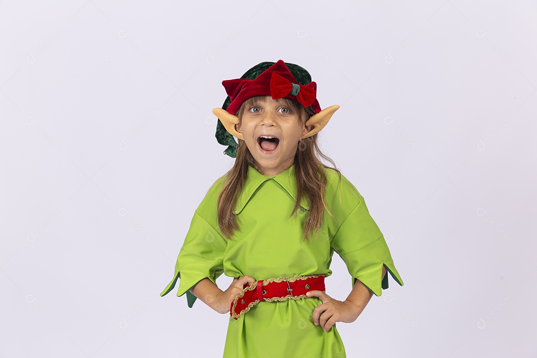 Linda menina fantasiada de duende de natal