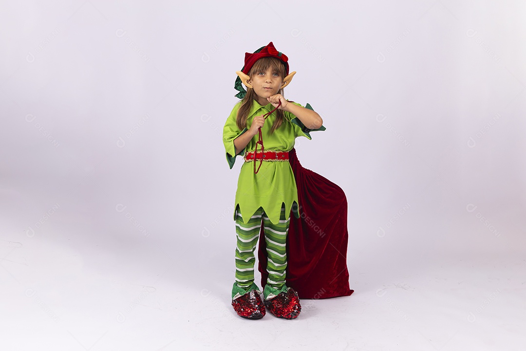 Linda menina fantasiada de duende de natal