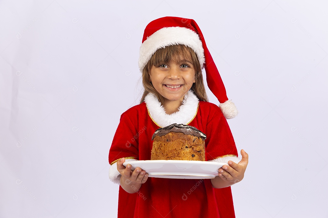 Linda garotinha segurando delicioso chocotone