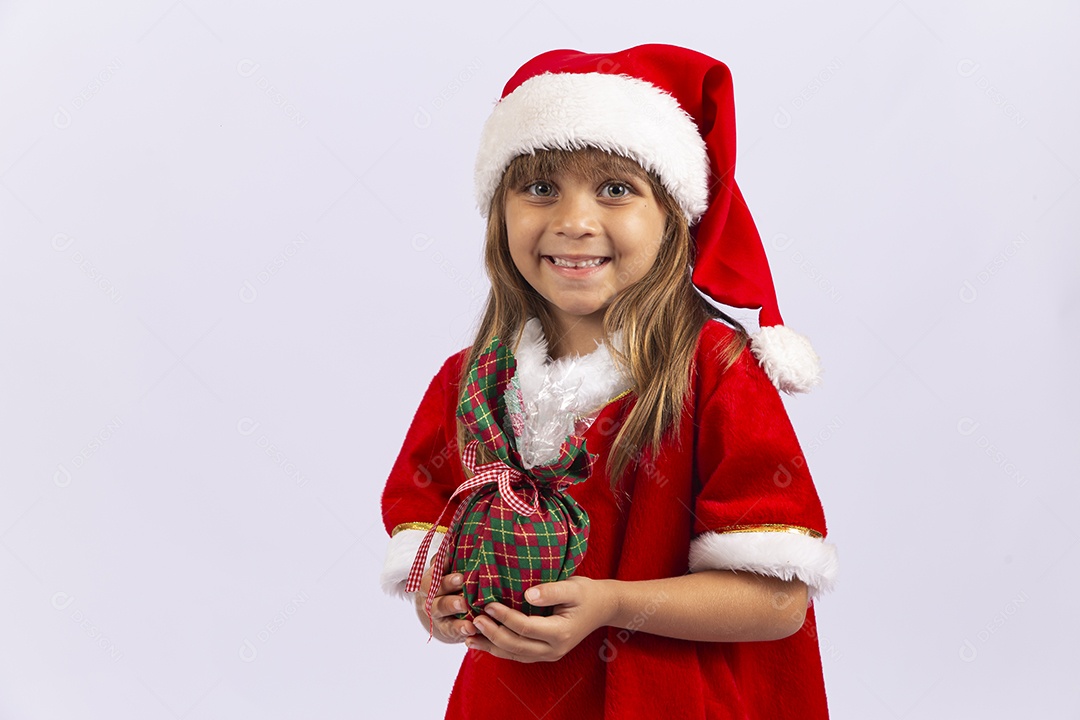 Linda garotinha segurando presente de natal