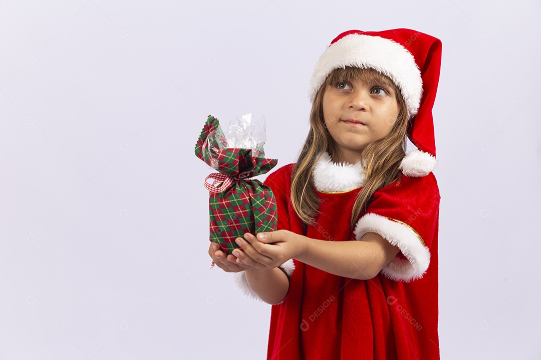 Linda garotinha segurando presente de natal