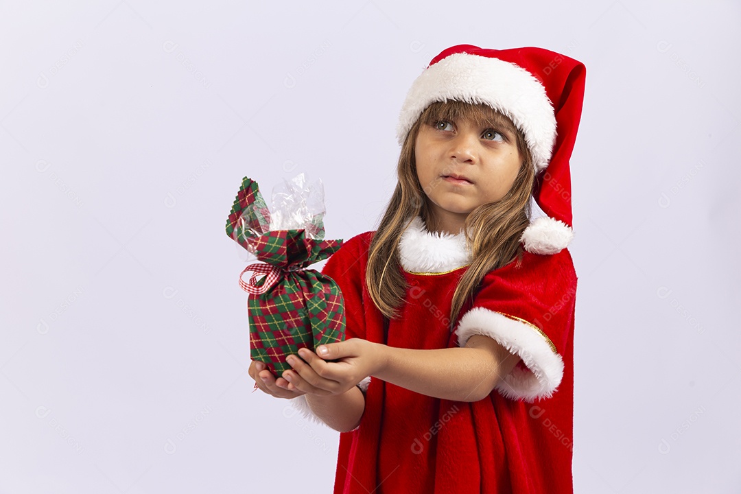 Linda garotinha segurando presente de natal