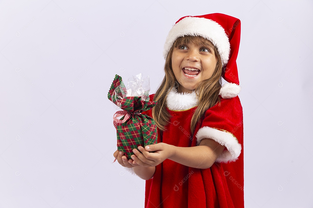 Linda garotinha segurando presente de natal