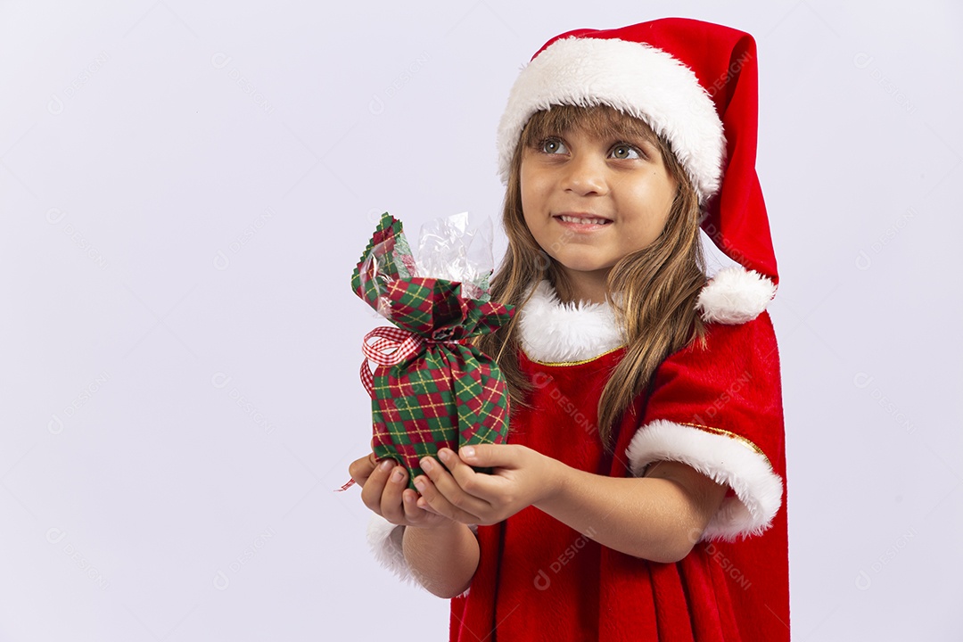 Linda garotinha segurando presente de natal