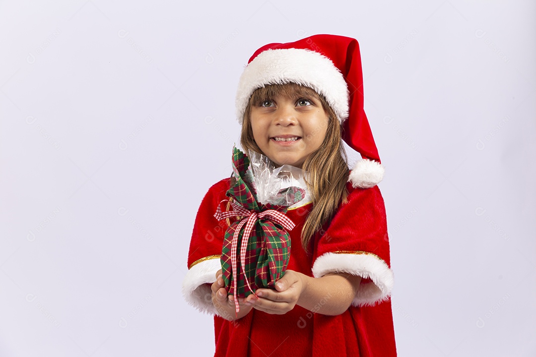 Linda garotinha segurando presente de natal