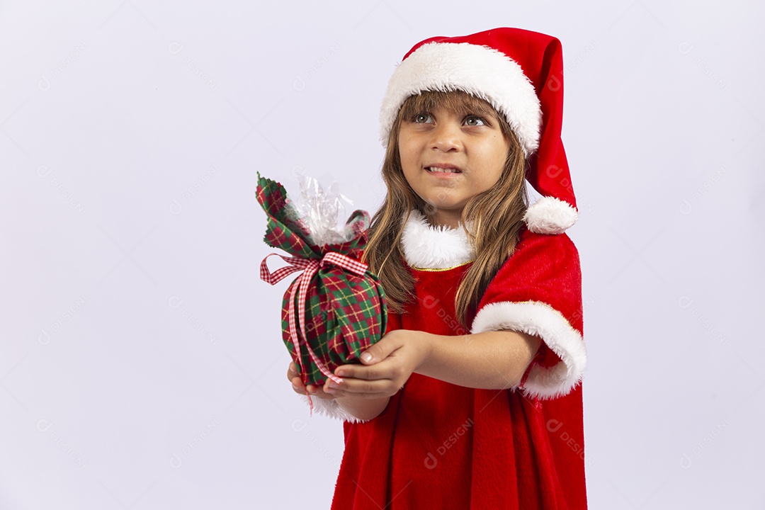 Linda garotinha segurando presente de natal