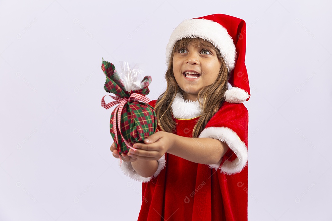 Linda garotinha segurando presente de natal