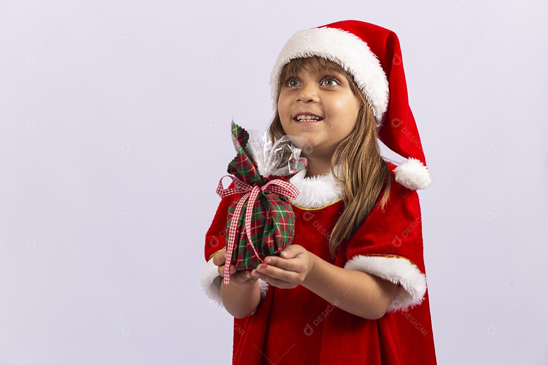 Linda garotinha segurando presente de natal