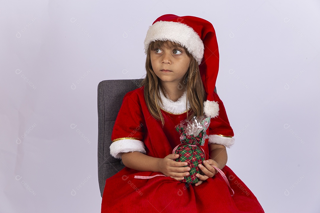 Linda garotinha segurando presente de natal