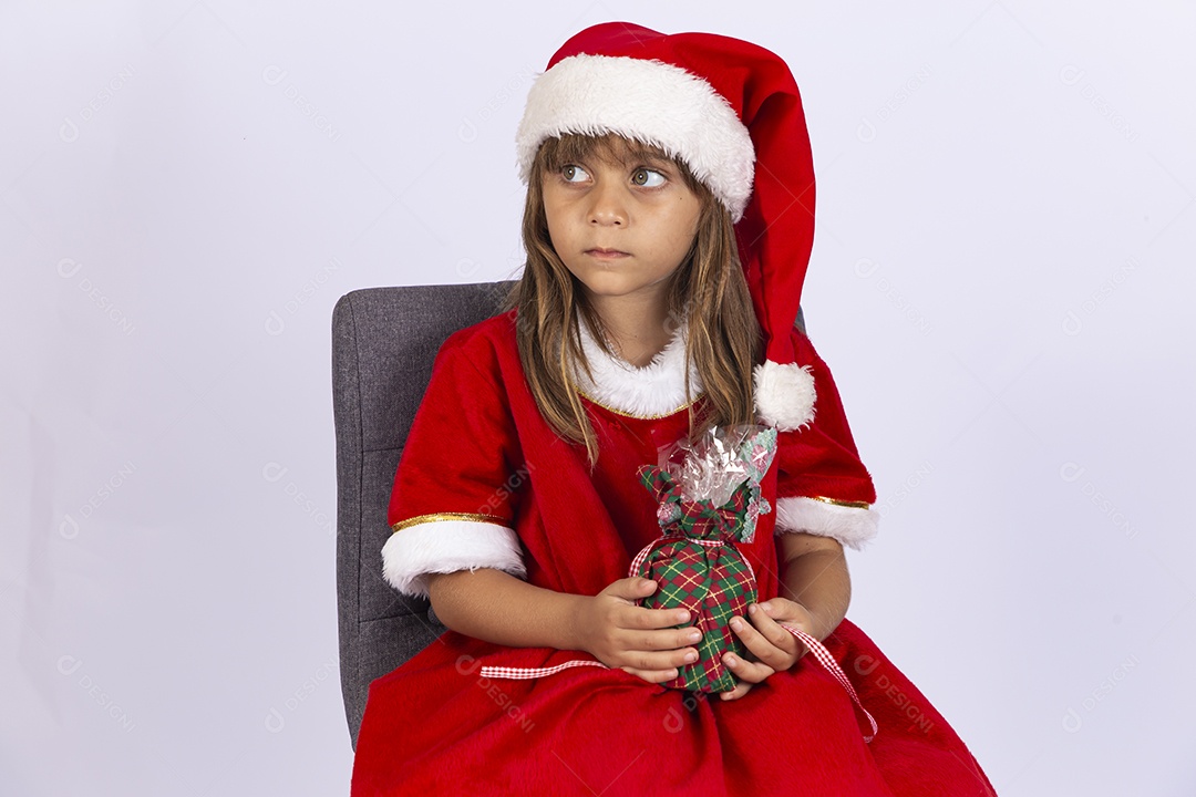 Linda garotinha segurando presente de natal