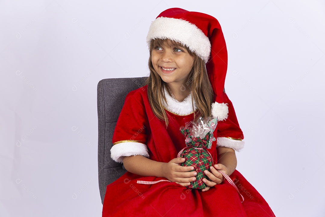 Linda garotinha segurando presente de natal