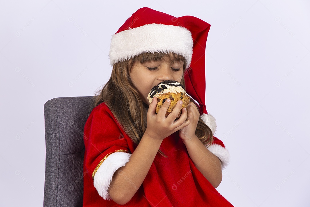 Linda garotinha segurando delicioso panetone