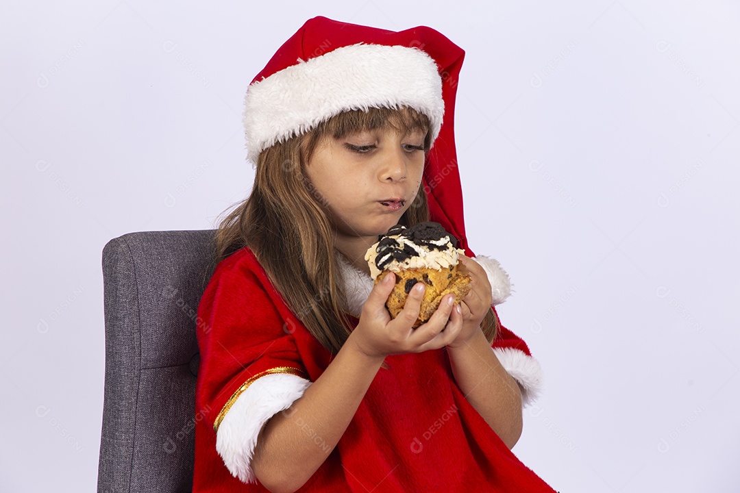 Linda garotinha segurando delicioso panetone