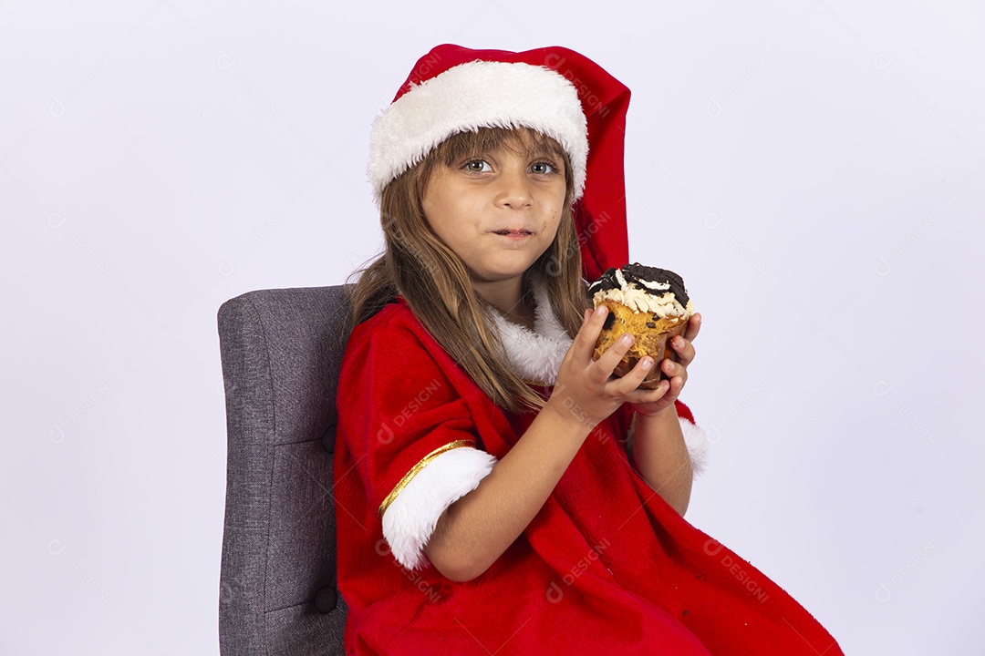 Linda garotinha segurando delicioso panetone