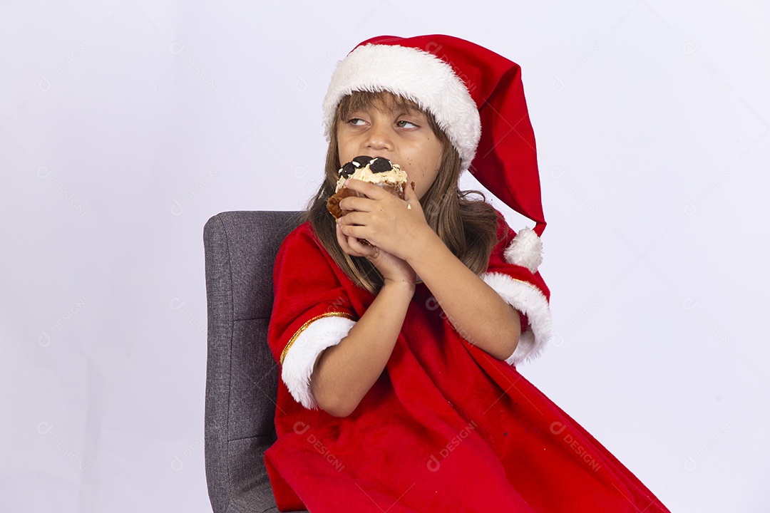 Linda garotinha segurando delicioso panetone