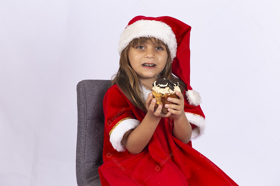 Linda garotinha segurando delicioso panetone