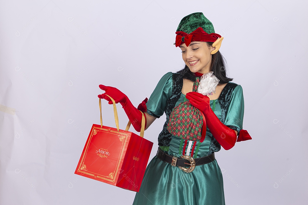 Linda jovem com fantasia de duende em fundo branco