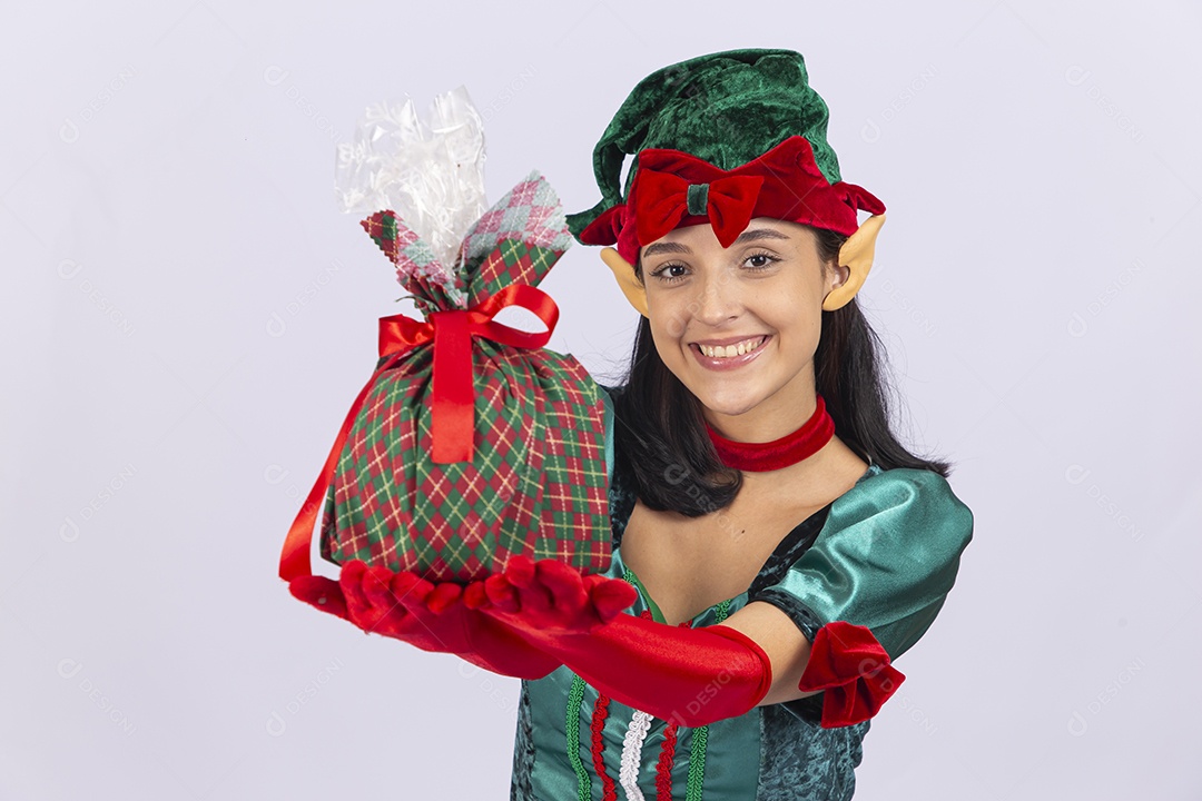 Linda jovem com fantasia de duende em fundo branco