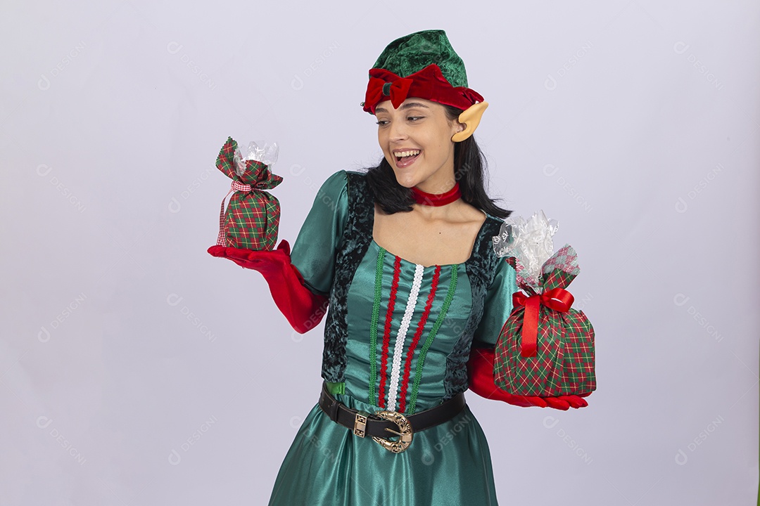 Linda jovem com fantasia de duende em fundo branco