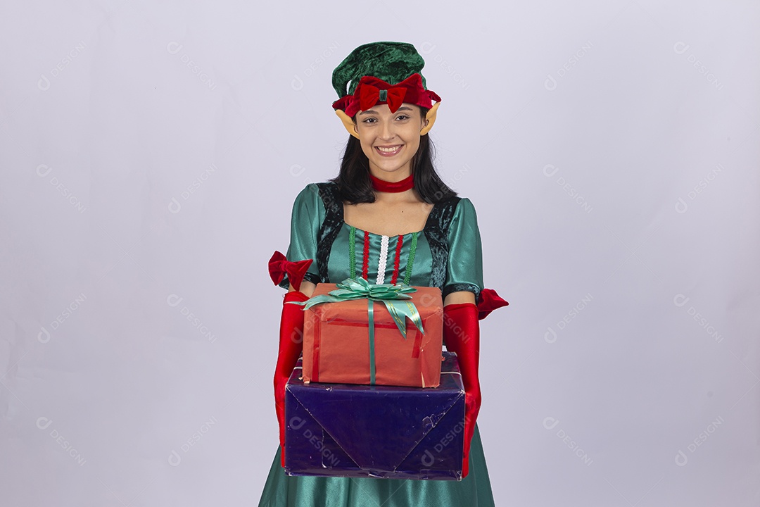 Linda jovem com fantasia de duende em fundo branco