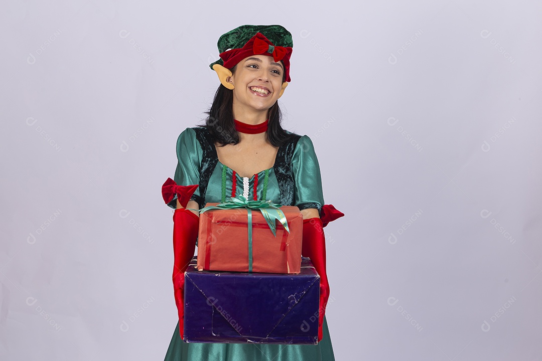 Linda jovem com fantasia de duende em fundo branco