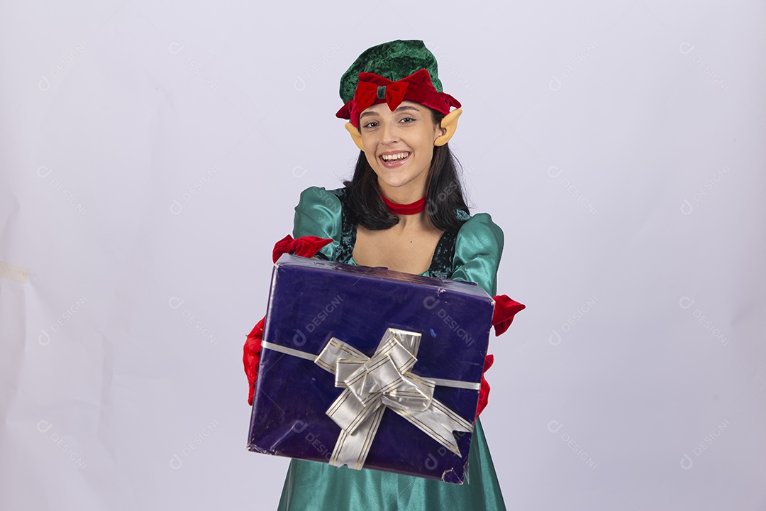 Linda jovem com fantasia de duende em fundo branco