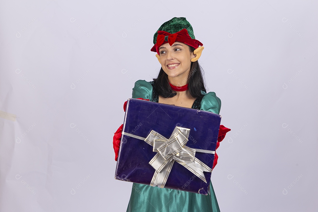 Linda jovem com fantasia de duende em fundo branco