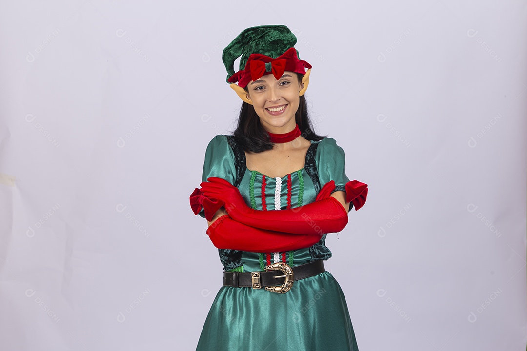 Linda jovem com fantasia de duende em fundo branco