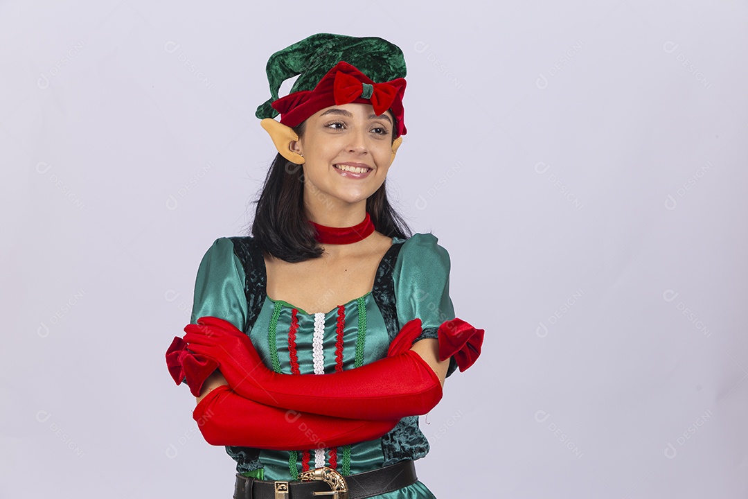 Linda jovem com fantasia de duende em fundo branco