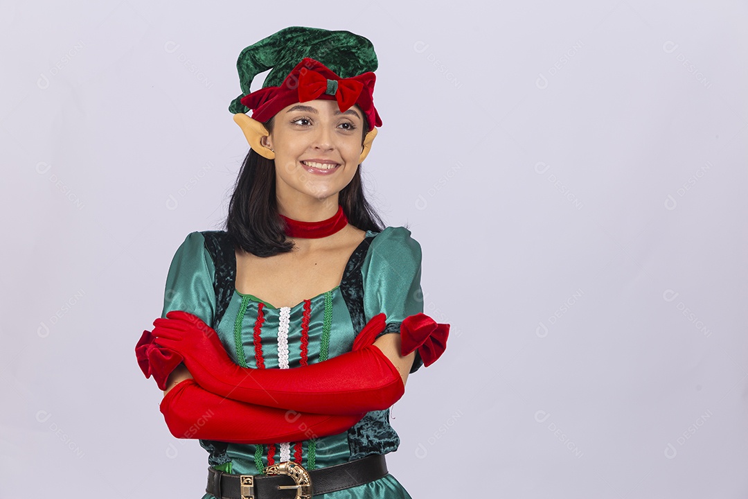 Linda jovem com fantasia de duende em fundo branco