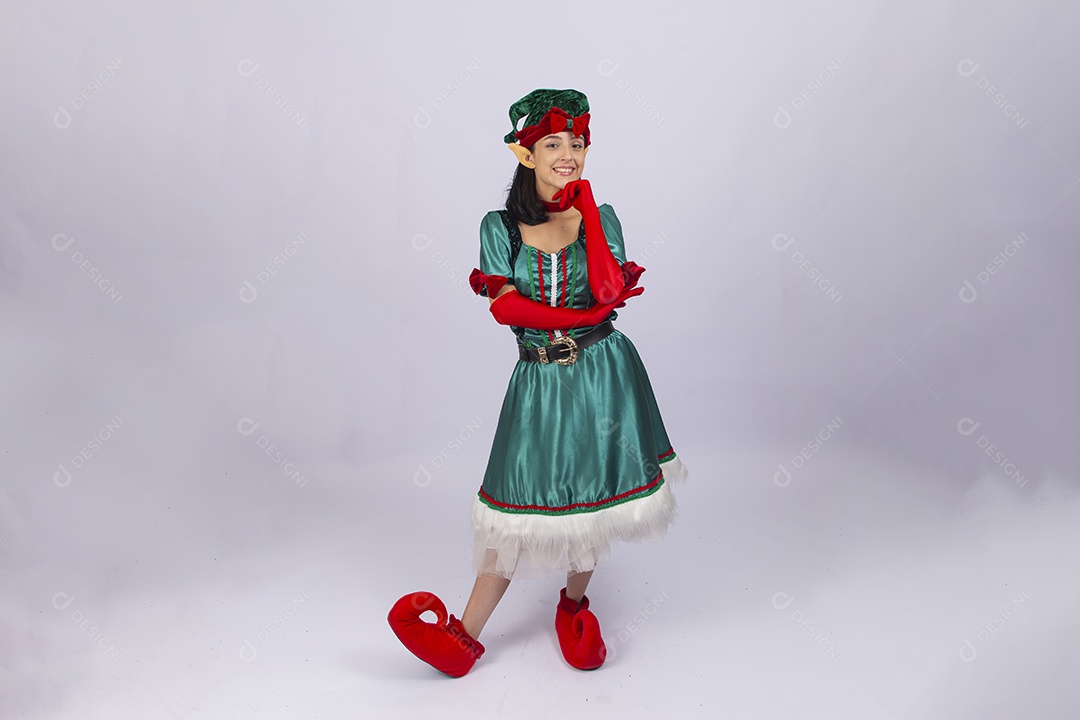 Linda jovem com fantasia de duende em fundo branco